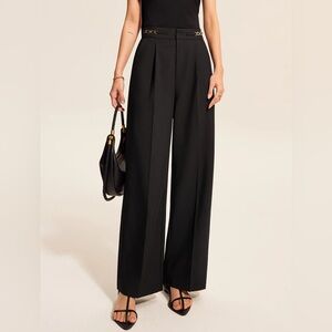 16 Mid-Waist Pleated Pants With Chain Detail